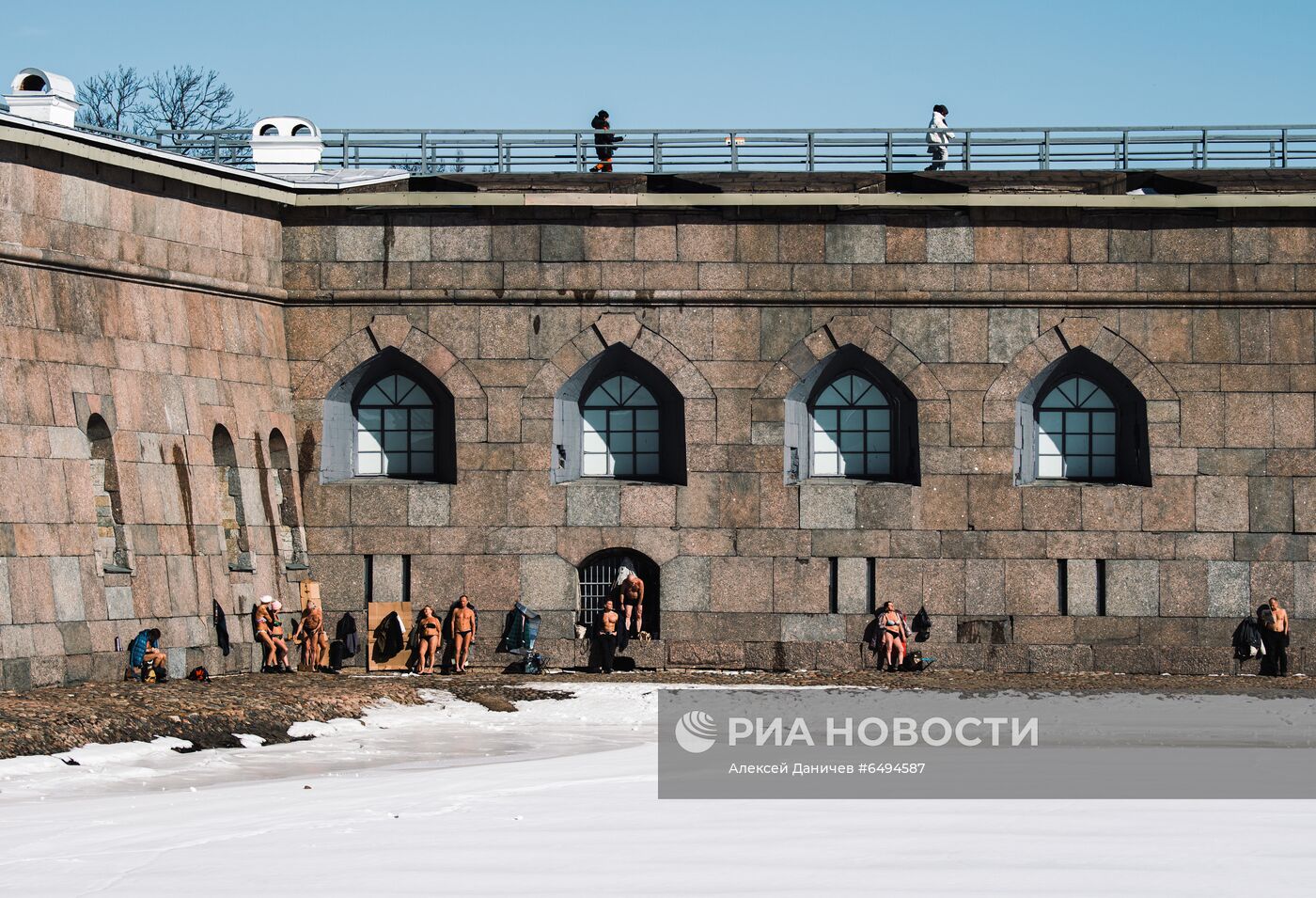 Теплая солнечная погода в Санкт-Петербурге