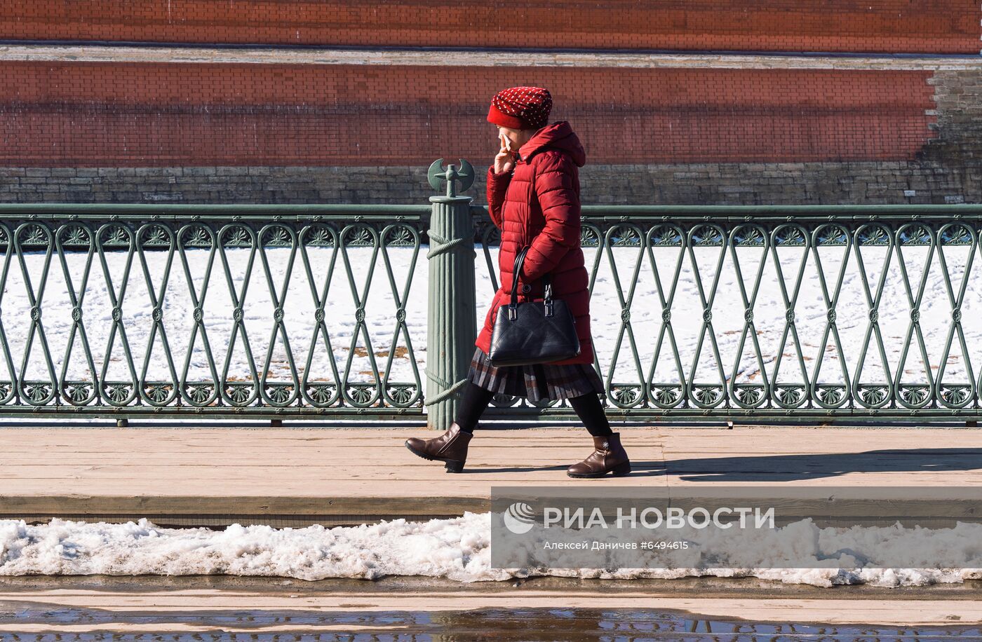 Теплая солнечная погода в Санкт-Петербурге