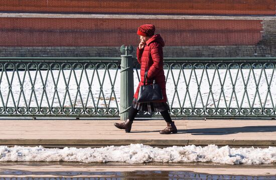 Теплая солнечная погода в Санкт-Петербурге