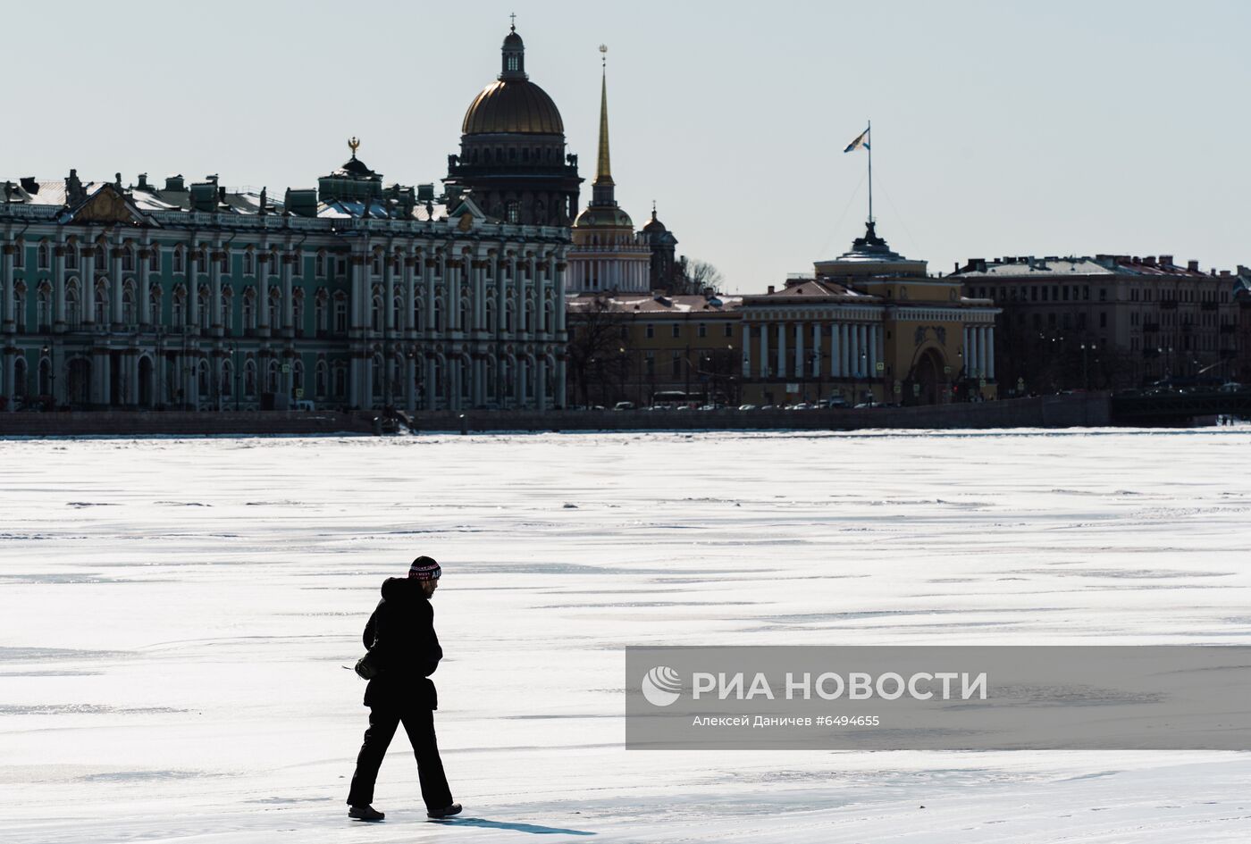 Теплая солнечная погода в Санкт-Петербурге