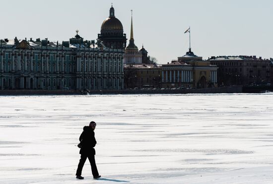 Теплая солнечная погода в Санкт-Петербурге