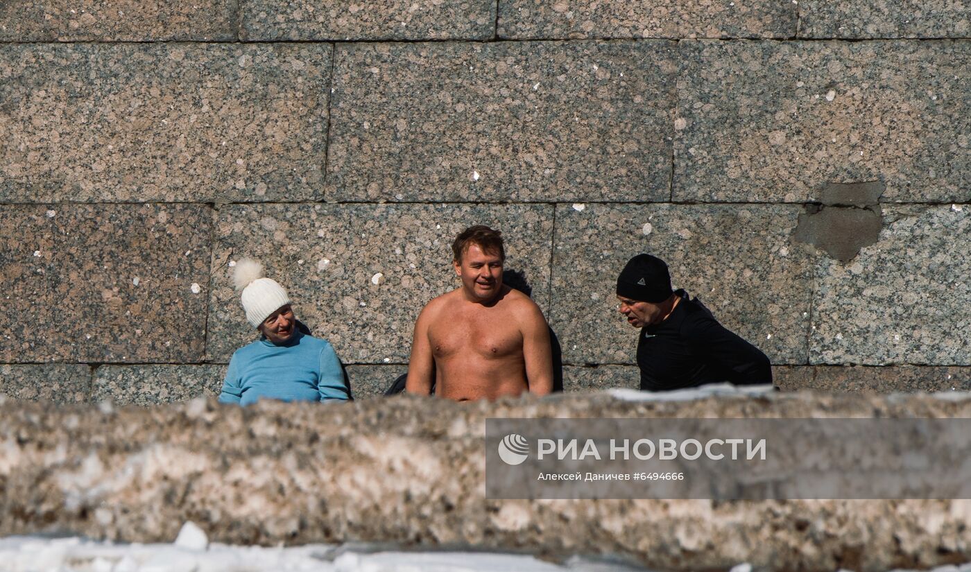 Теплая солнечная погода в Санкт-Петербурге