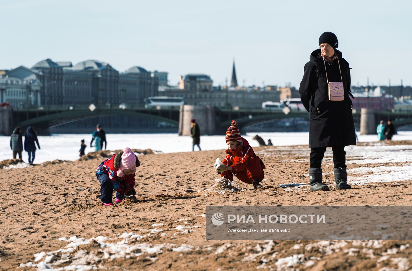 Теплая солнечная погода в Санкт-Петербурге