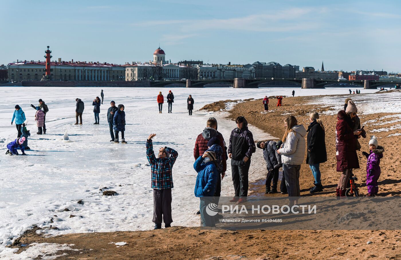 Теплая солнечная погода в Санкт-Петербурге