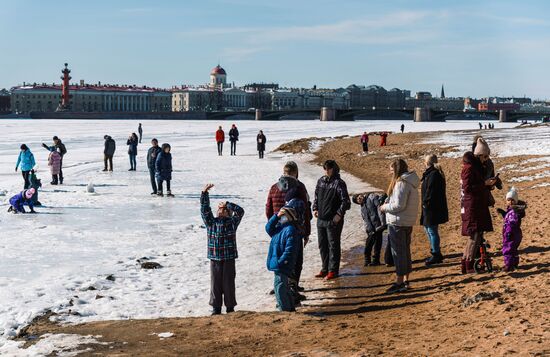 Теплая солнечная погода в Санкт-Петербурге