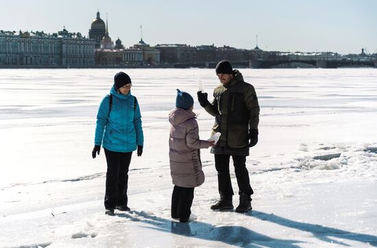 Теплая солнечная погода в Санкт-Петербурге