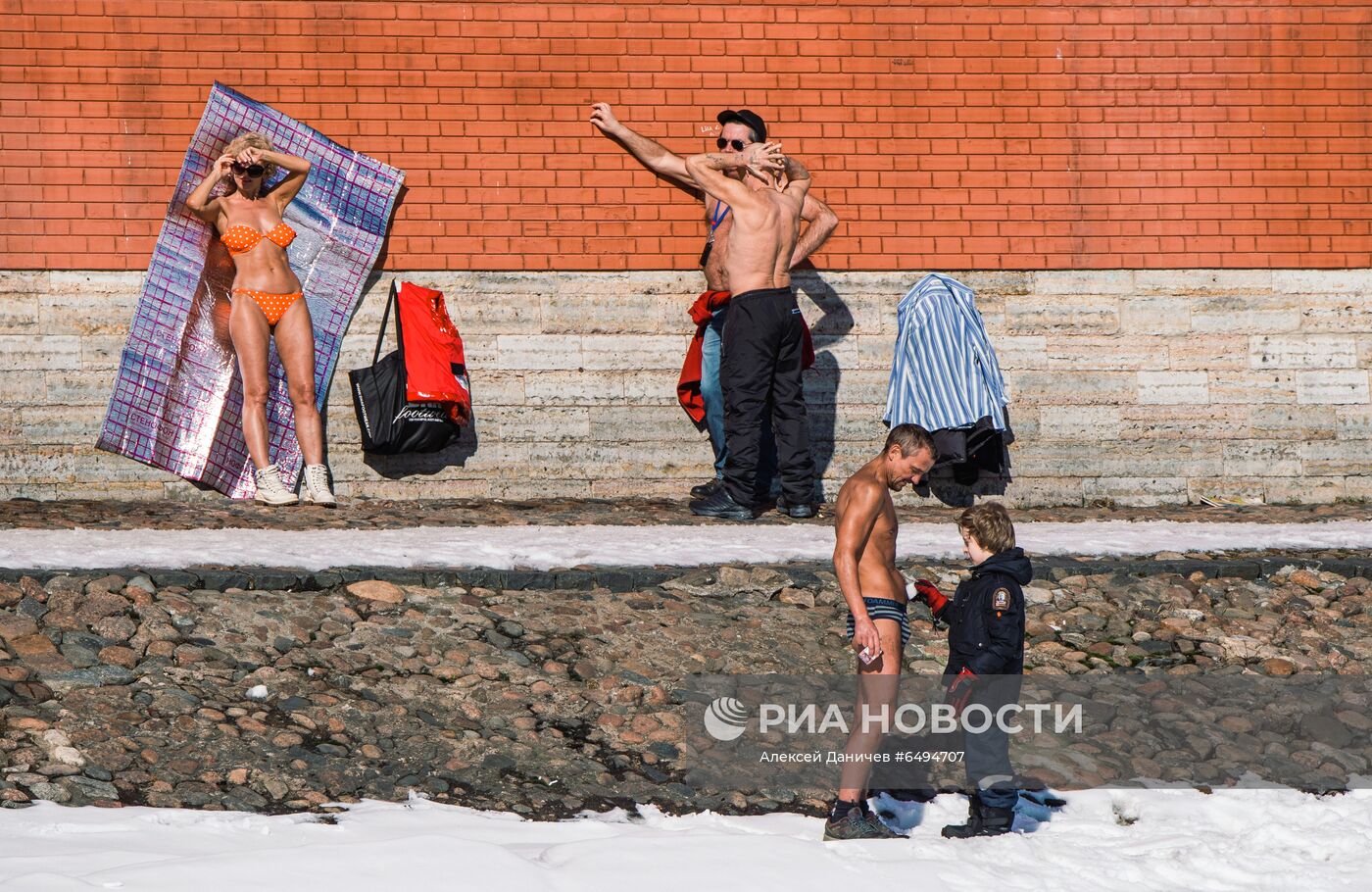 Теплая солнечная погода в Санкт-Петербурге