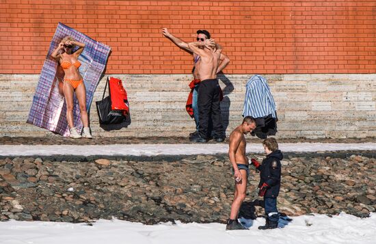 Теплая солнечная погода в Санкт-Петербурге