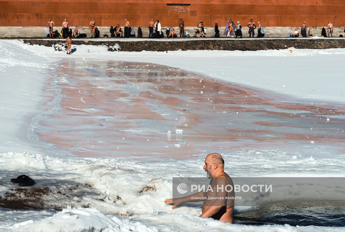 Теплая солнечная погода в Санкт-Петербурге