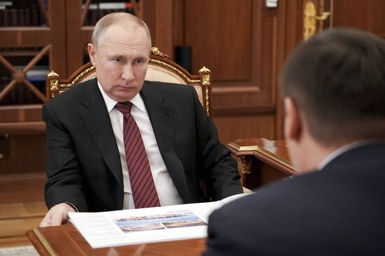 Президент РФ В. Путин встретился с губернатором Новгородской области А. Никитиным