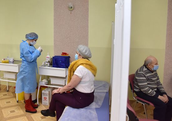 Второй этап вакцинации от коронавируса на Украине