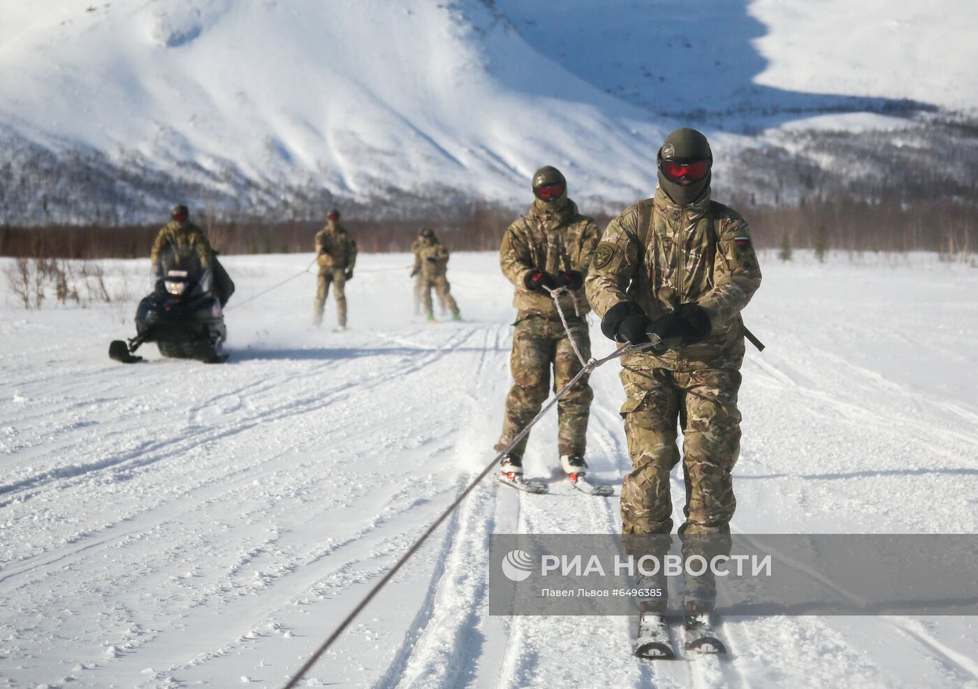 Занятия подразделения Росгвардии по горной подготовке в Хибинах