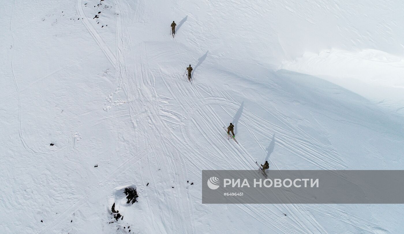 Занятия подразделения Росгвардии по горной подготовке в Хибинах