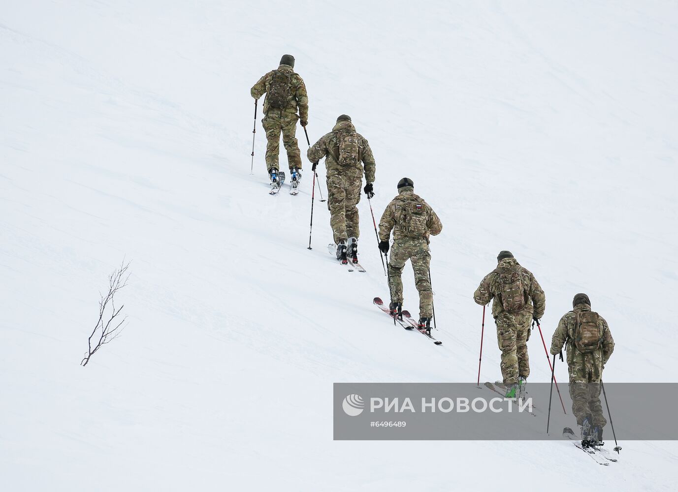 Занятия подразделения Росгвардии по горной подготовке в Хибинах