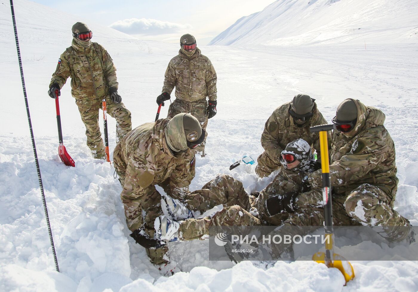 Занятия подразделения Росгвардии по горной подготовке в Хибинах