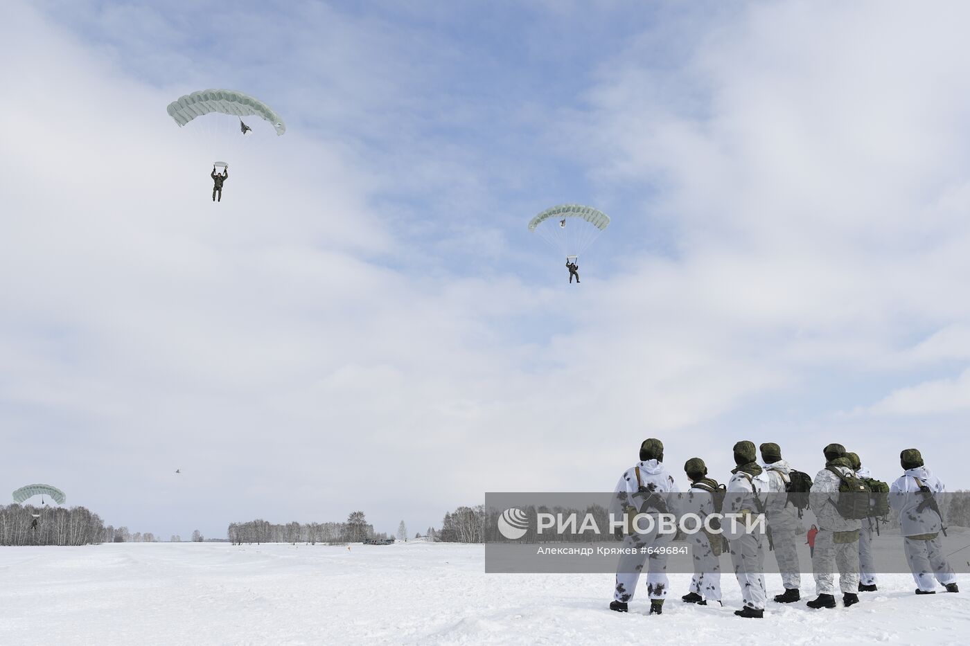 Первые прыжки с парашютом иностранных курсантов Новосибирского военного училища
