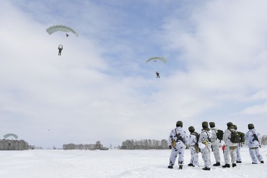 Первые прыжки с парашютом иностранных курсантов Новосибирского военного училища