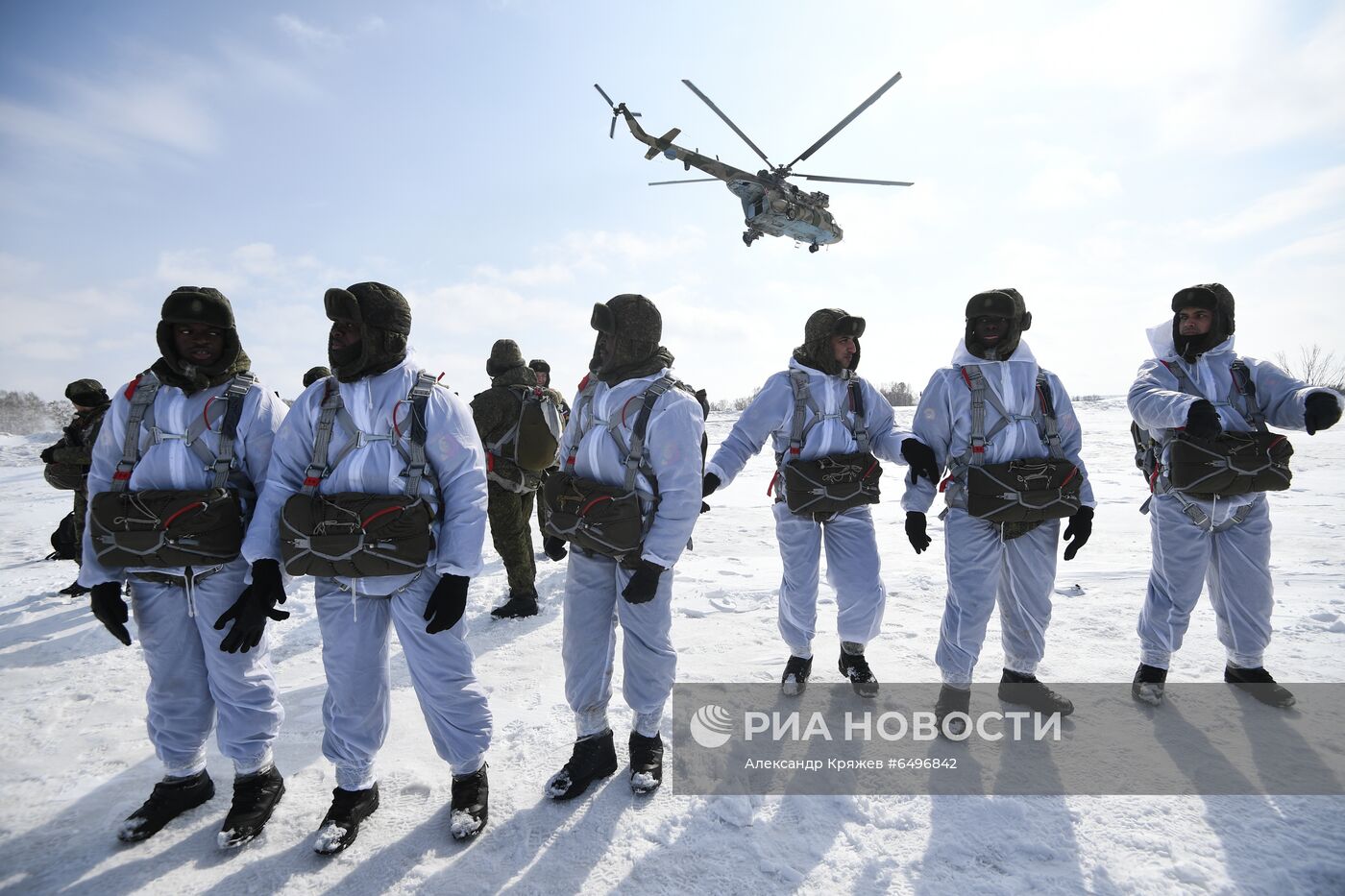Первые прыжки с парашютом иностранных курсантов Новосибирского военного училища