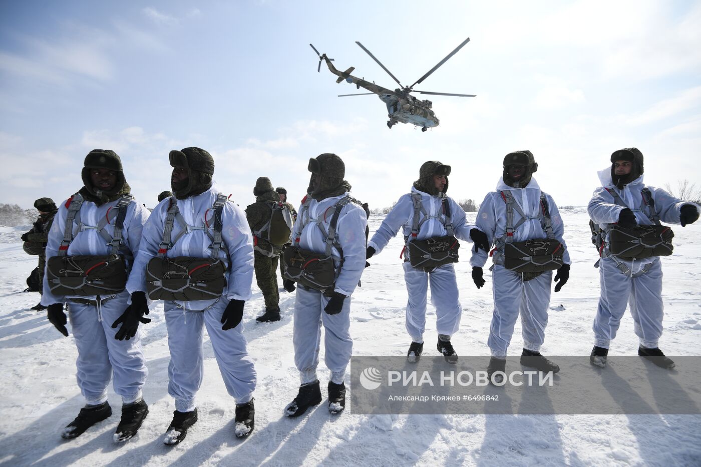 Первые прыжки с парашютом иностранных курсантов Новосибирского военного  училища | РИА Новости Медиабанк