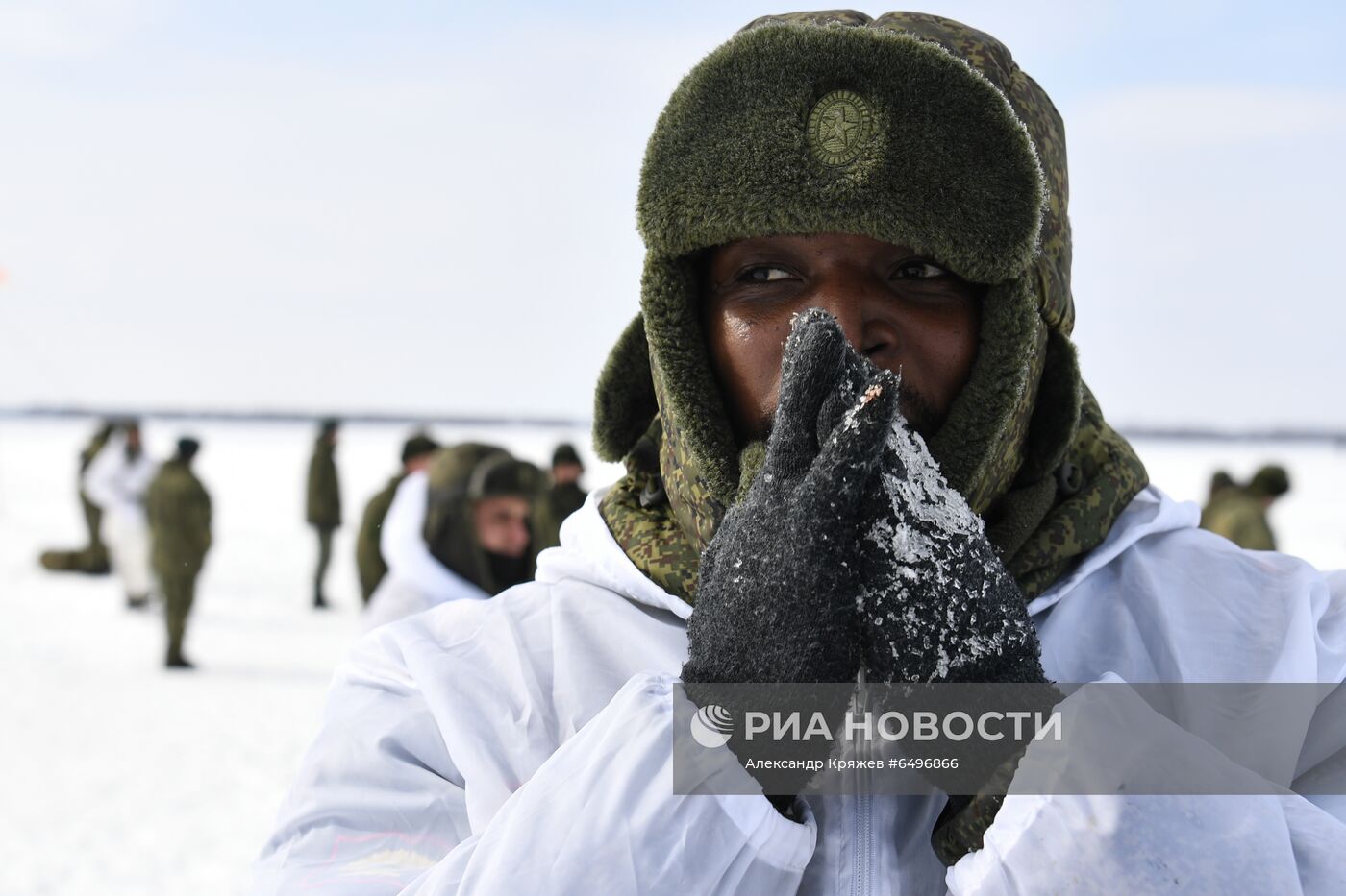Первые прыжки с парашютом иностранных курсантов Новосибирского военного училища