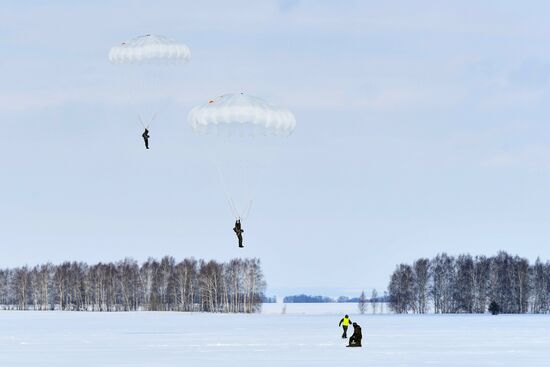 Первые прыжки с парашютом иностранных курсантов Новосибирского военного училища