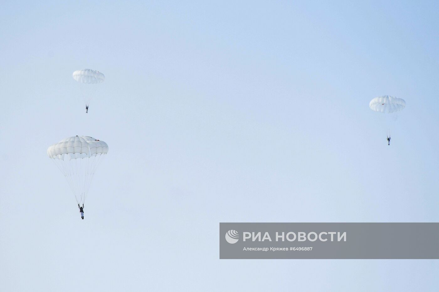 Первые прыжки с парашютом иностранных курсантов Новосибирского военного училища