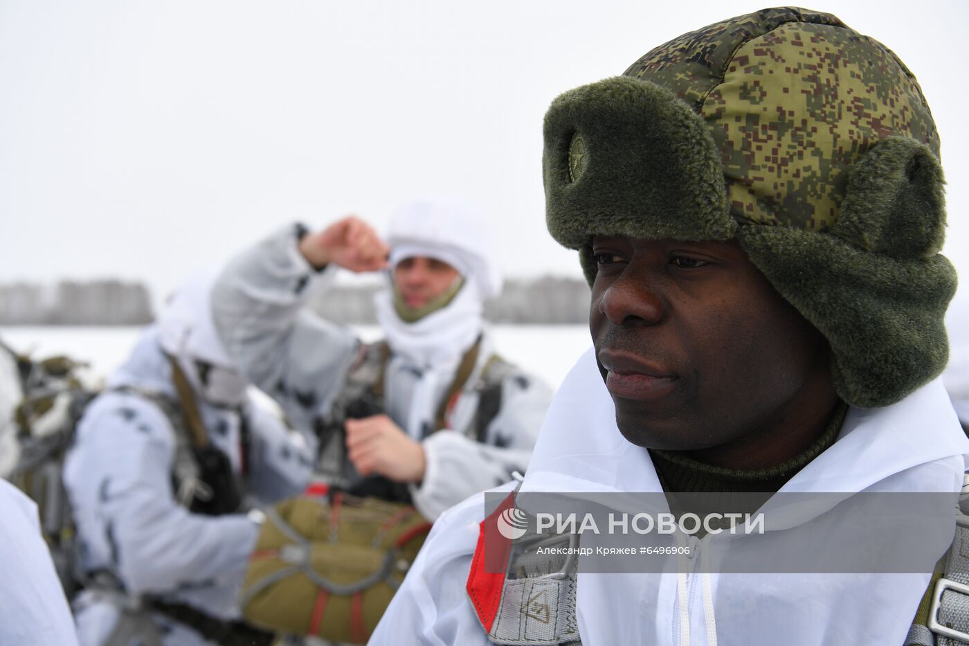 Первые прыжки с парашютом иностранных курсантов Новосибирского военного училища