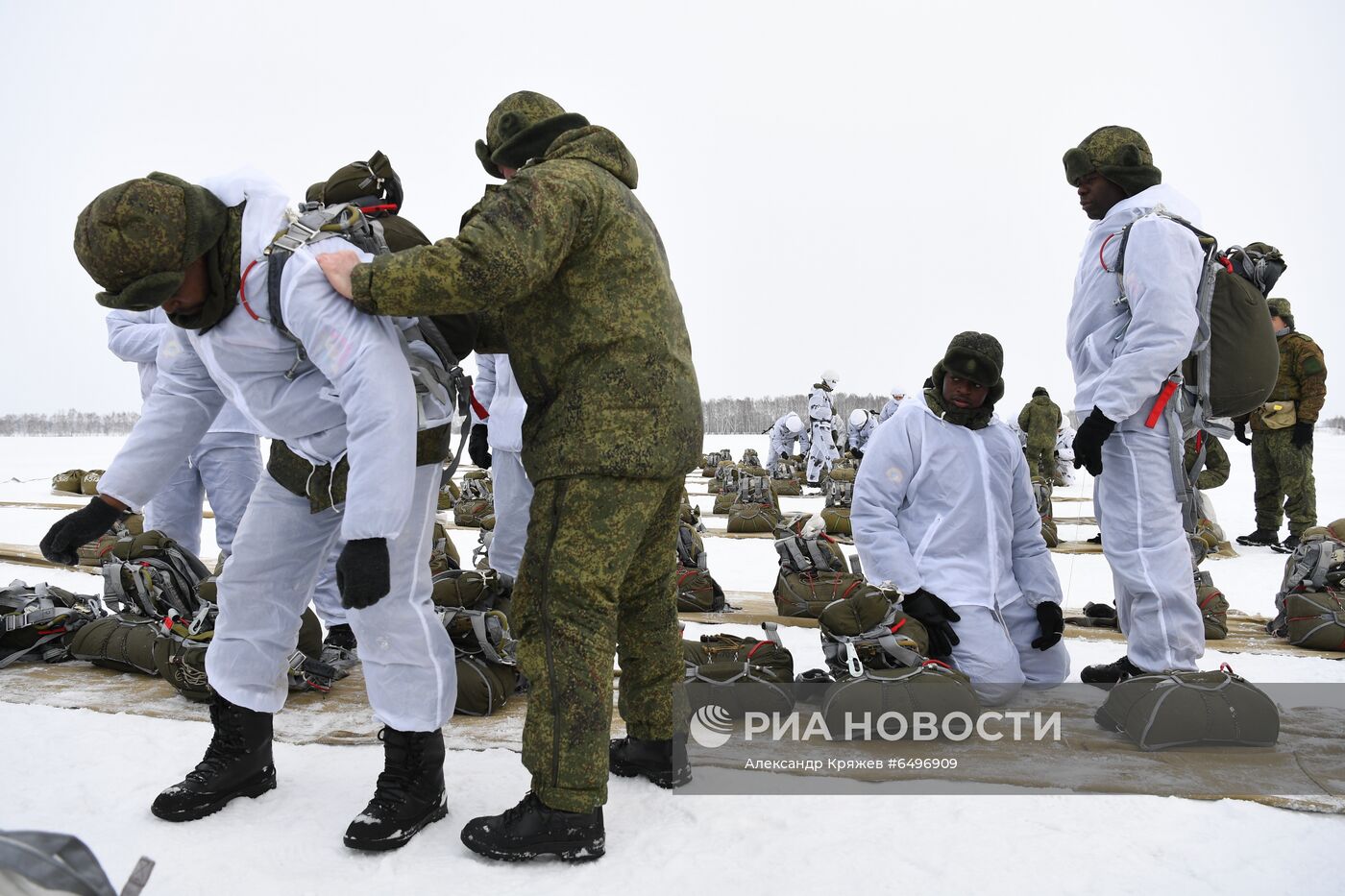 Первые прыжки с парашютом иностранных курсантов Новосибирского военного училища