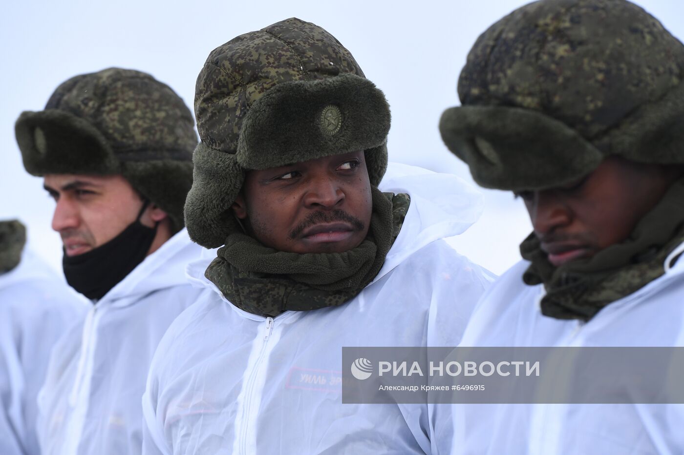 Первые прыжки с парашютом иностранных курсантов Новосибирского военного училища