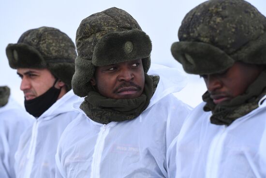 Первые прыжки с парашютом иностранных курсантов Новосибирского военного училища