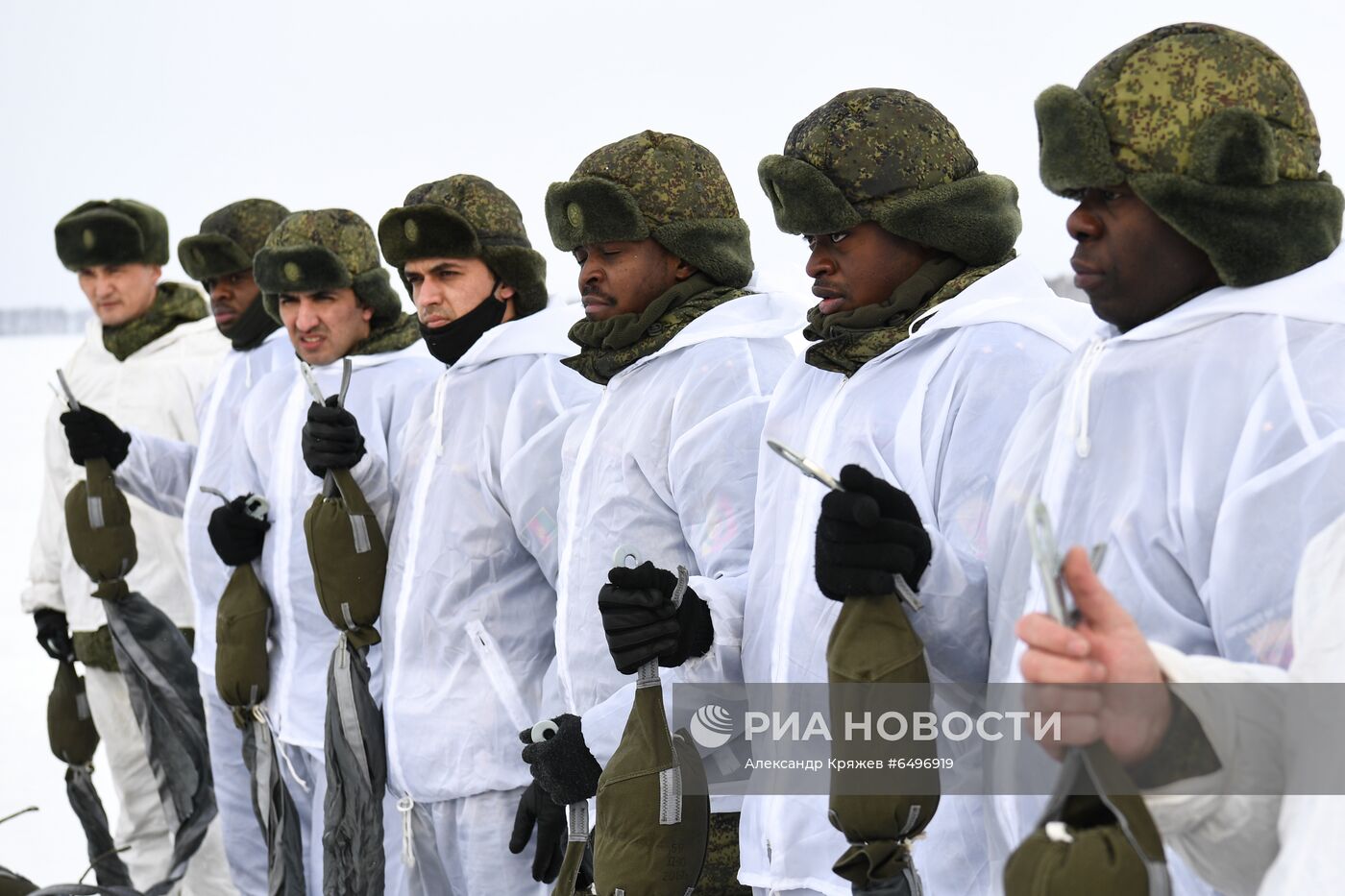 Первые прыжки с парашютом иностранных курсантов Новосибирского военного училища