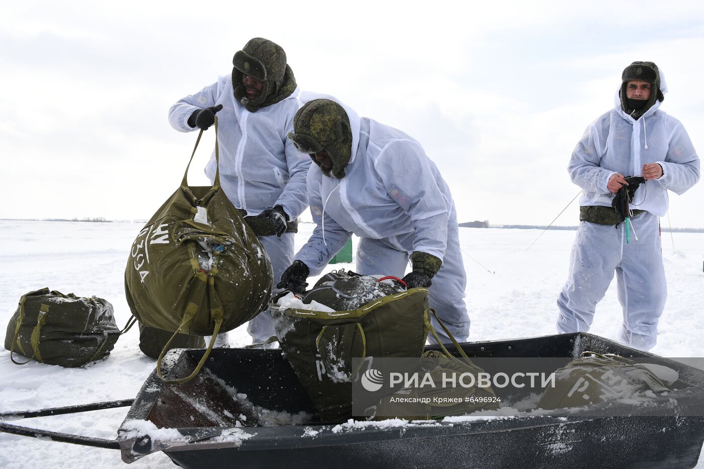 Первые прыжки с парашютом иностранных курсантов Новосибирского военного училища