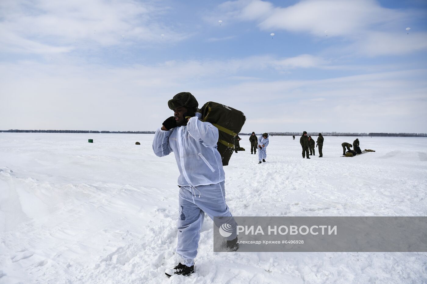 Первые прыжки с парашютом иностранных курсантов Новосибирского военного училища