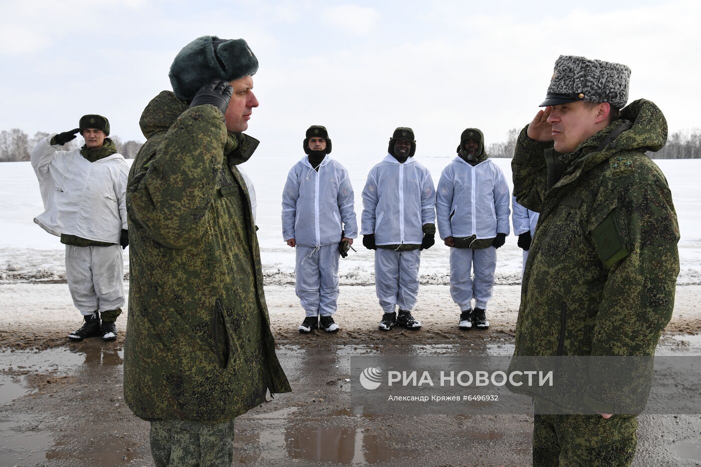 Первые прыжки с парашютом иностранных курсантов Новосибирского военного училища