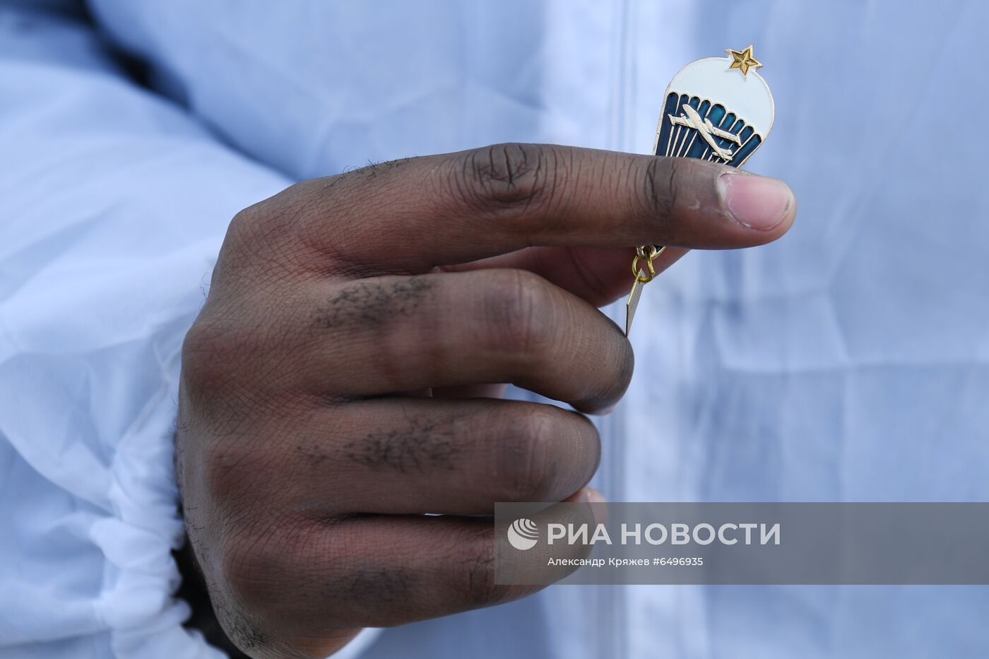 Первые прыжки с парашютом иностранных курсантов Новосибирского военного училища
