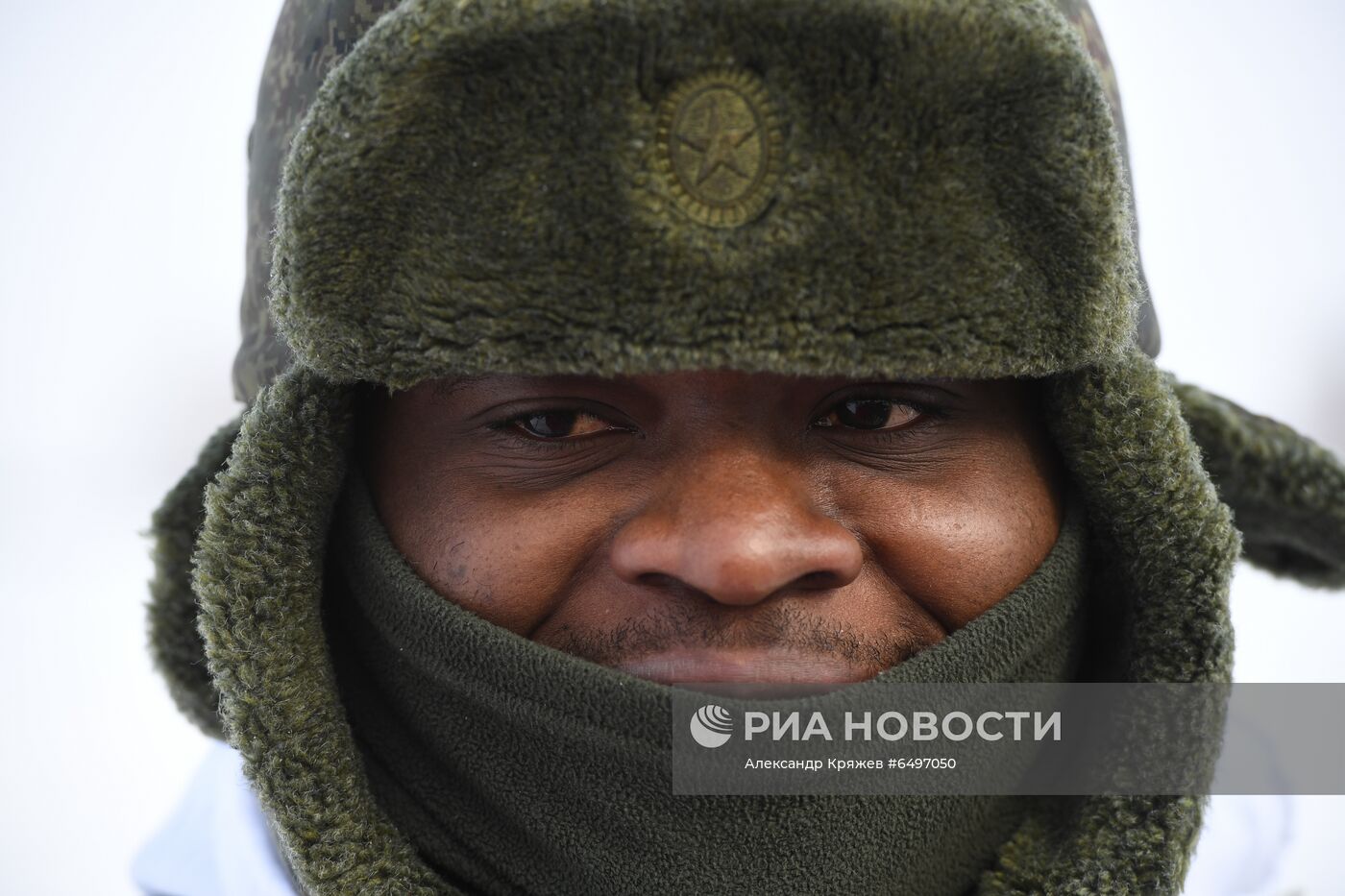Первые прыжки с парашютом иностранных курсантов Новосибирского военного училища