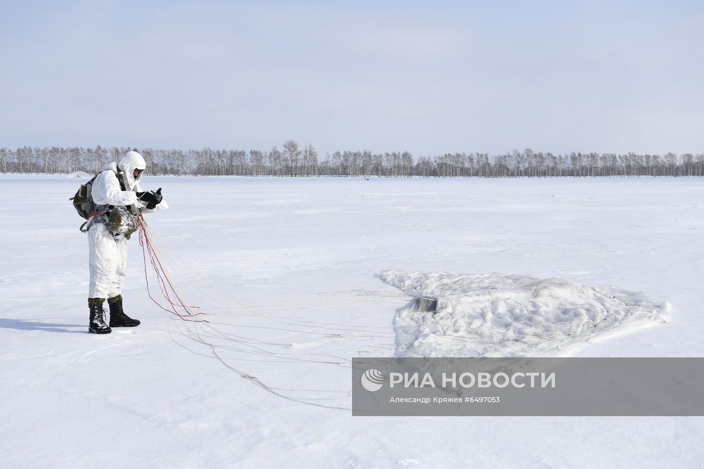 Первые прыжки с парашютом иностранных курсантов Новосибирского военного училища