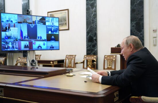 Президент РФ В. Путин провел встречу с лауреатами премий для молодых деятелей культуры