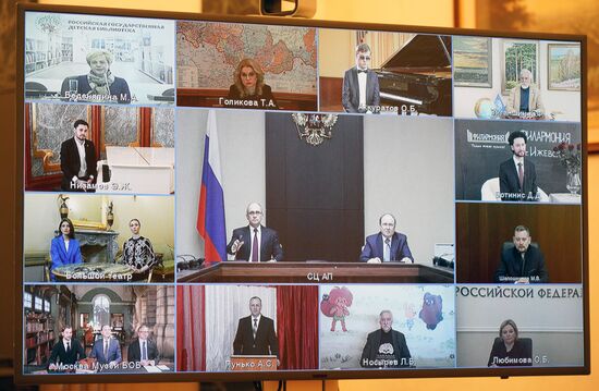 Президент РФ В. Путин провел встречу с лауреатами премий для молодых деятелей культуры