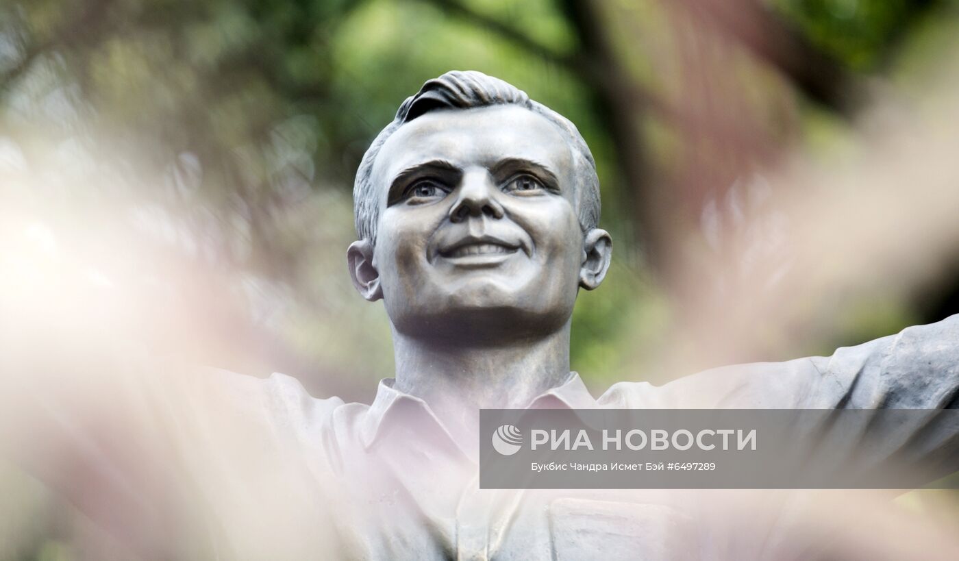 Памятник Ю. Гагарину в Джакарте
