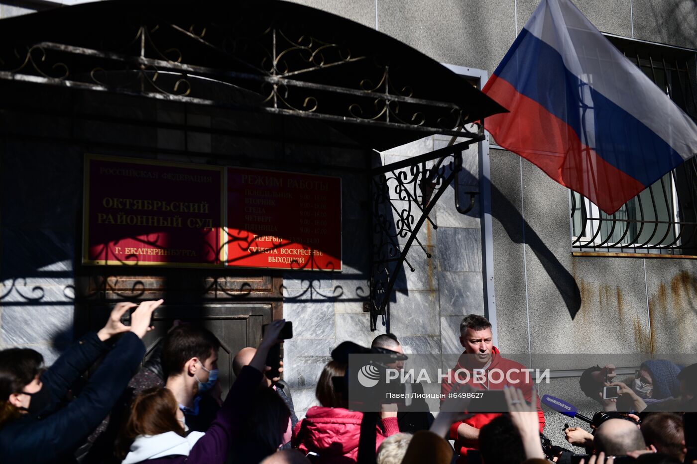 Рассмотрение административного дела против бывшего главы Екатеринбурга Е. Ройзмана