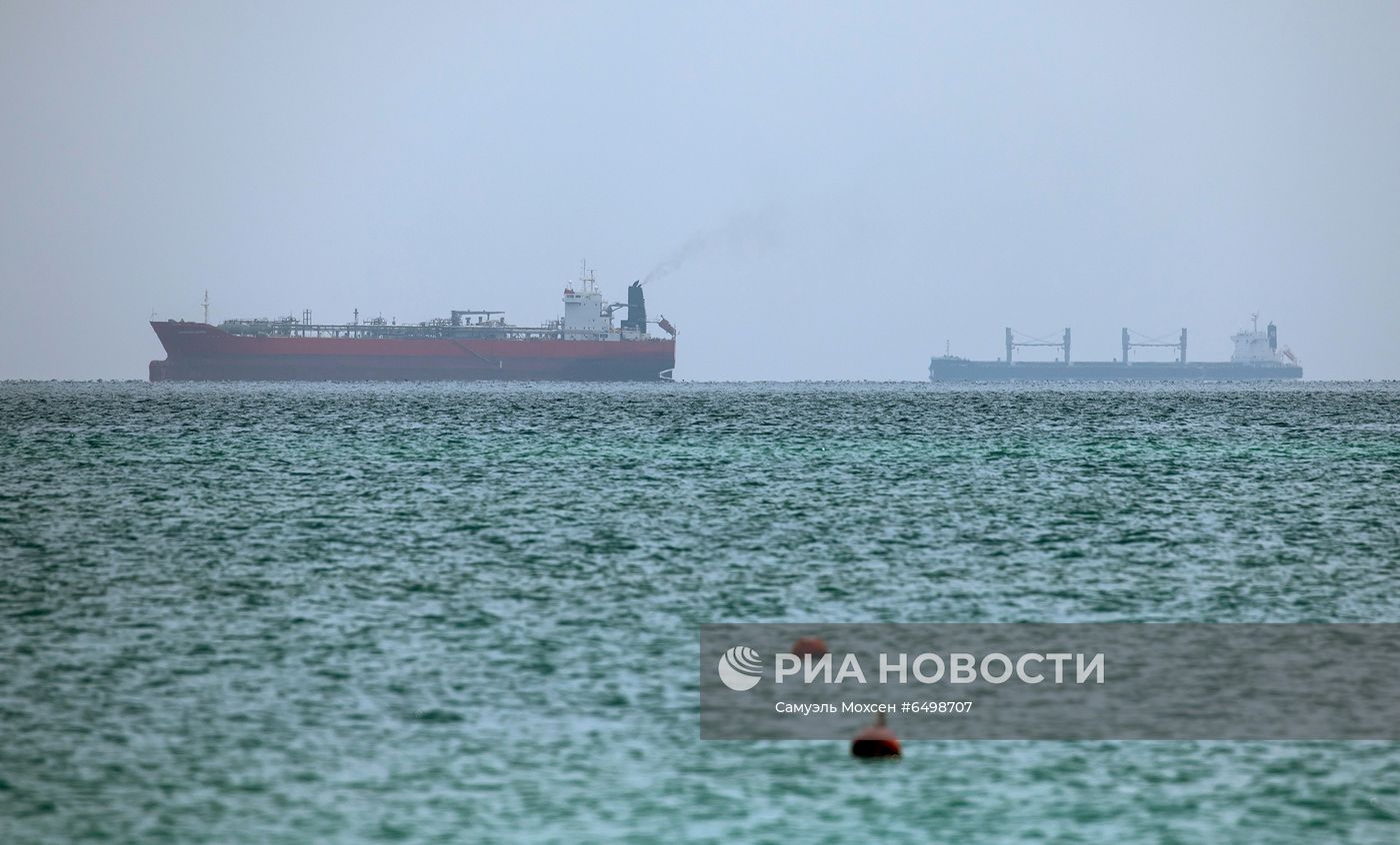 В Суэцком канале продолжаются работы по разблокированию движения судов