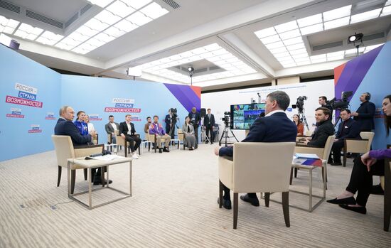 Президент РФ В. Путин провел заседание наблюдательного совета АНО "Россия - страна возможностей" 