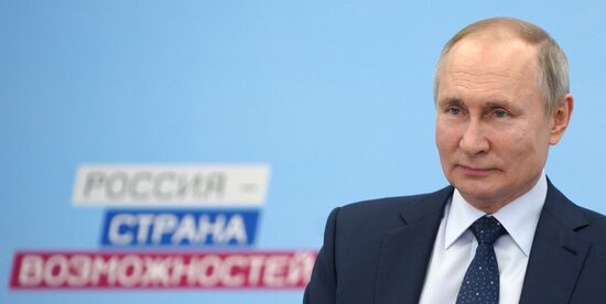 Президент РФ В. Путин провел заседание наблюдательного совета АНО "Россия - страна возможностей" 