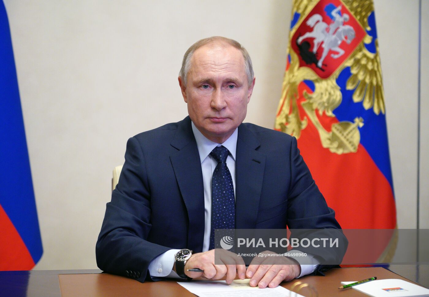 Президент РФ В. Путин заслушал доклад главкома ВМФ РФ Н. Евменова о ходе комплексной арктической экспедиции