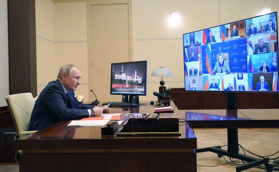 Президент РФ В. Путин провел заседание Совбеза РФ