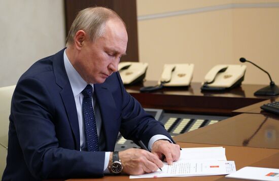 Президент РФ В. Путин провел в режиме видеоконференции рабочую встречу с О. Мельниченко