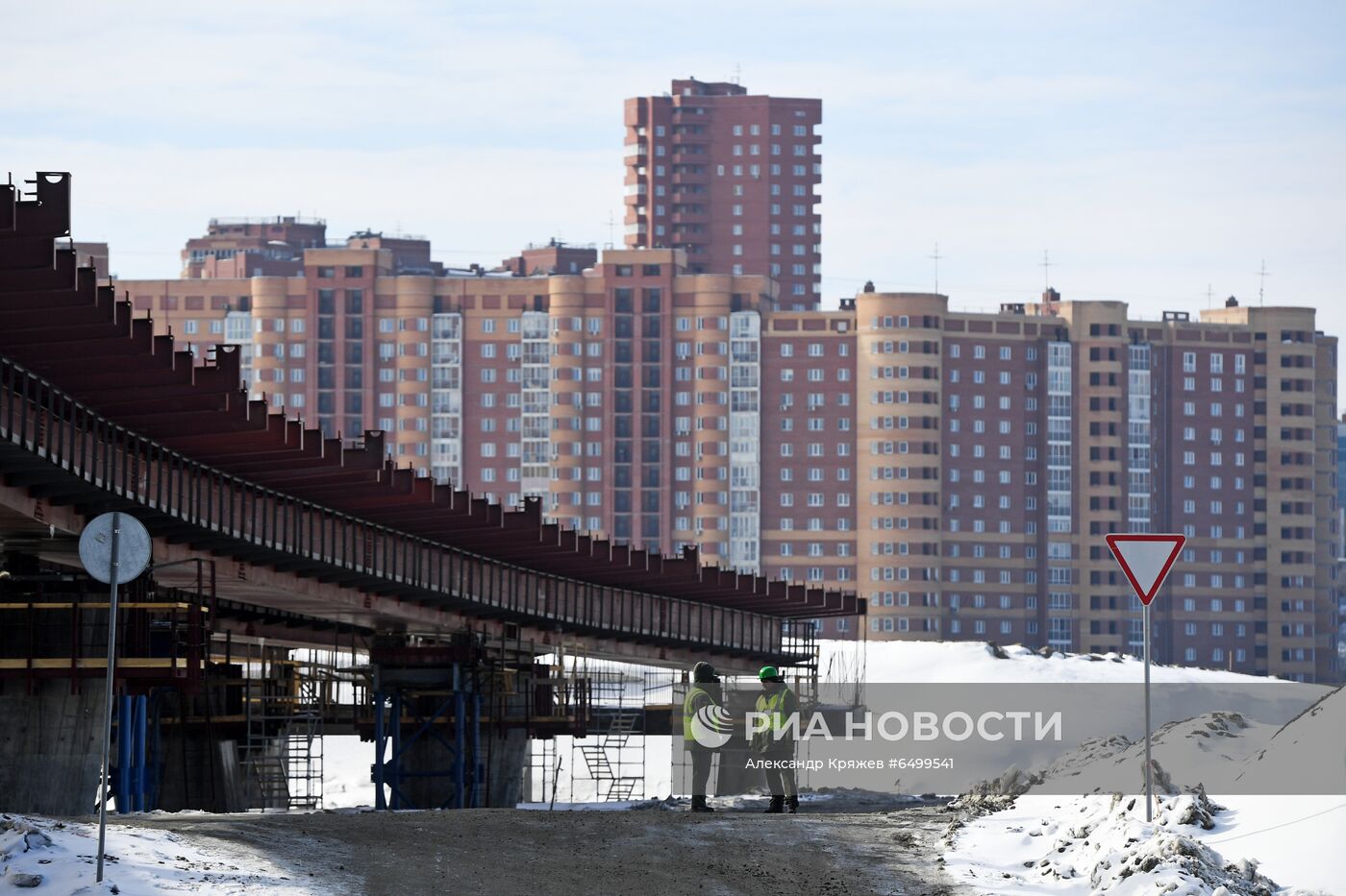 Строительство автомобильного моста через реку Обь