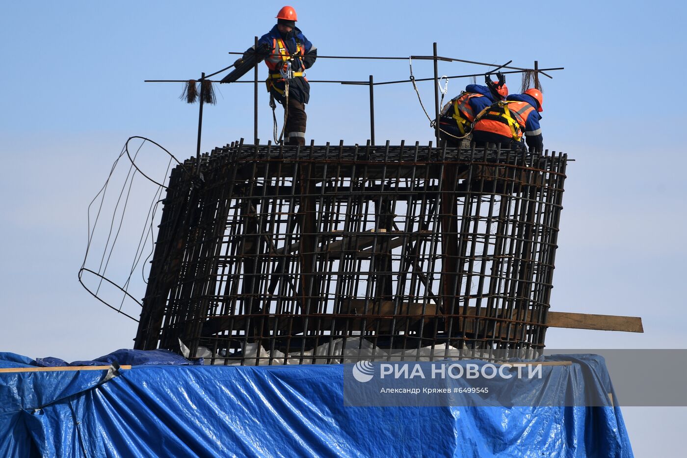 Строительство автомобильного моста через реку Обь