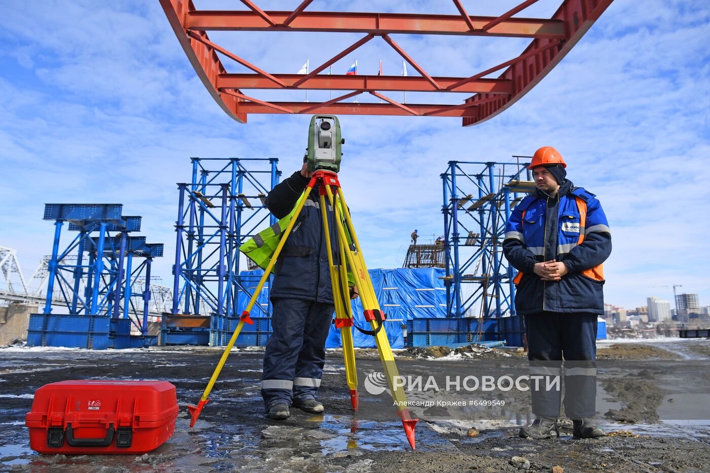 Строительство автомобильного моста через реку Обь